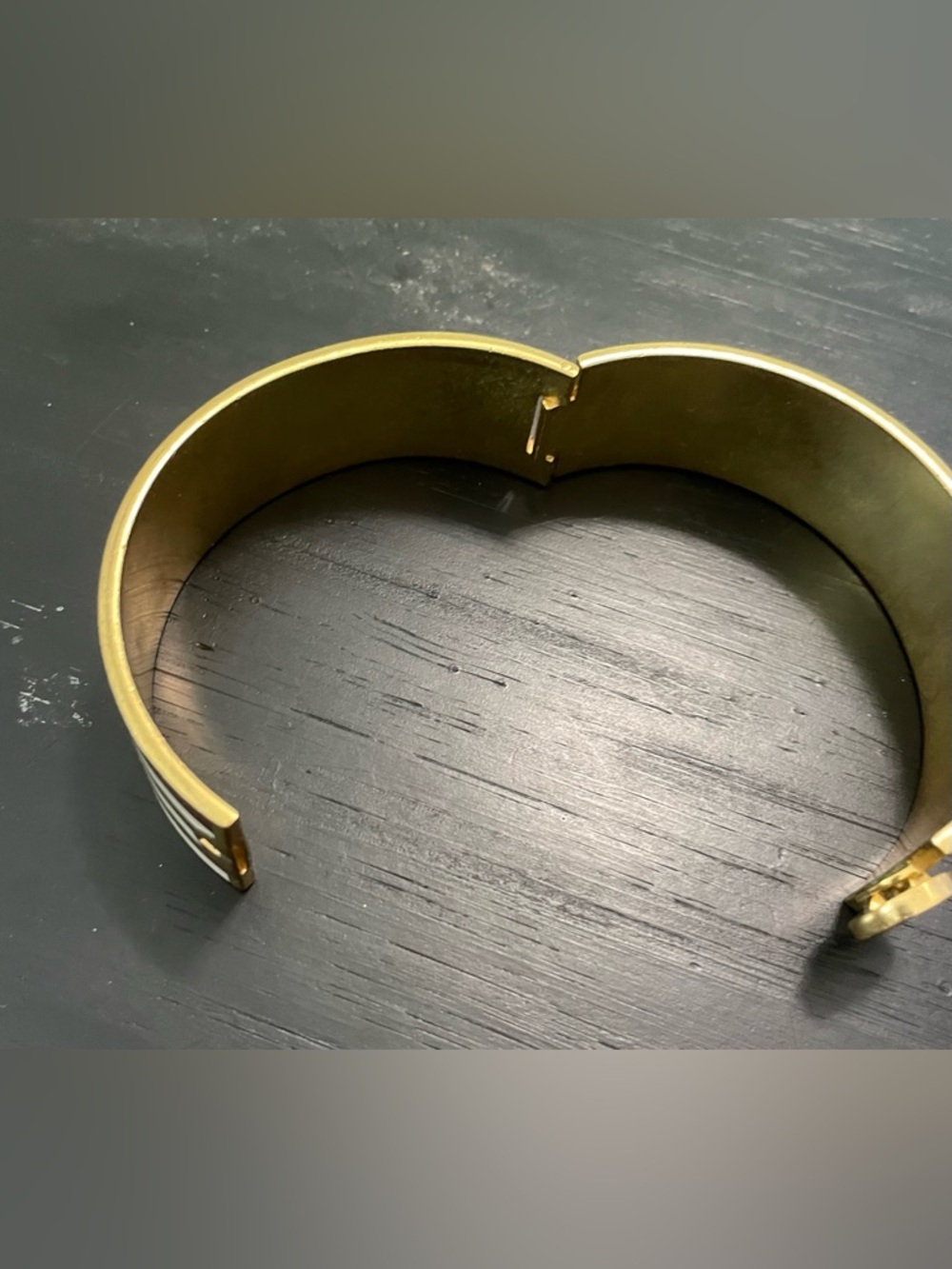 UC Henri Bendel Gold-Tone Brown & Cream Striped Hinged Bangle Bracelet - Picture 5 of 7